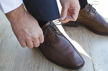 别再把裤脚塞进新买的短靴里了～今年裤腿要短一截才时髦！